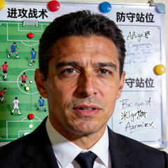 技战术分析师亚历杭德罗·拉米雷斯（Alejandro Ramirez）的正面肖像照，背景为战术板